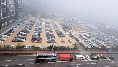 今日信報 - 獨眼 - 清水灣道紅雨塌坡 極速搶修已重開 將軍澳露天停車場成澤國 逾百車輛浸過轆 - 獨眼 - 信報網站 hkej.com