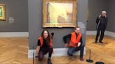 Activistas ambientales lanzan puré de papa a un cuadro de Monet que está en el museo Barberini, en Alemania