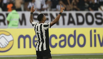 2-1. Botafogo vence con dificultades a Liga de Quito y alcanza al Junior en la cima del Grupo D