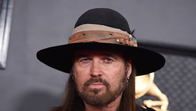 Billy Ray Cyrus finaliza su divorcio de Firerose