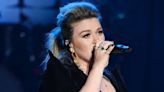 Kelly Clarkson Is Brought to Tears by Surprise Guest at Las Vegas Performance