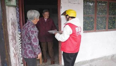 Senior volunteers deliver meals, extends warmth to vulnerable elderly