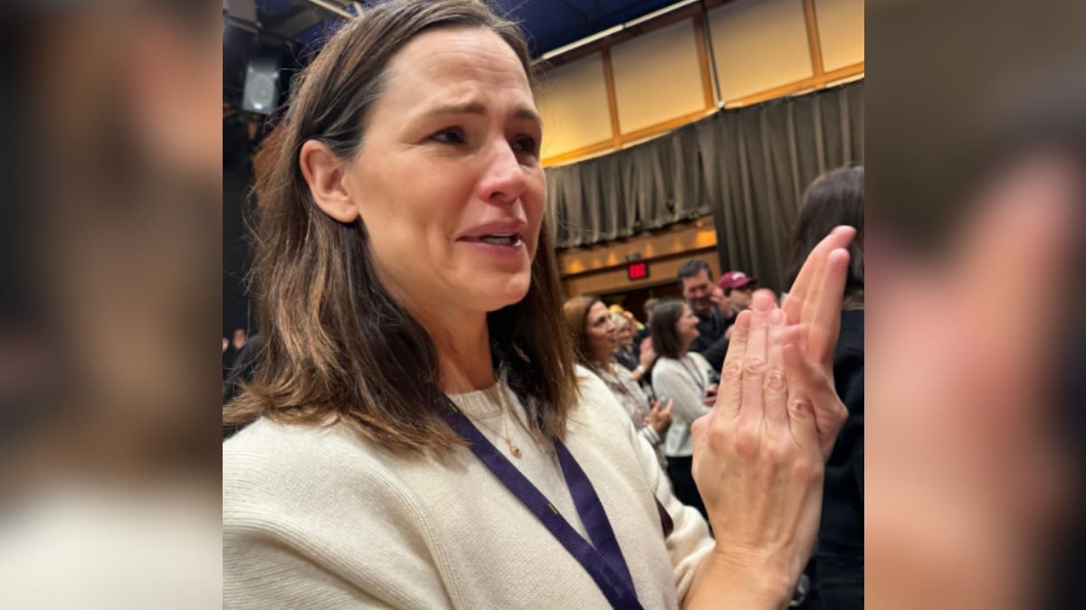 Jennifer Garner Shares Hilarious Series Of Photos Of Her Crying Throughout Daughter's Graduation