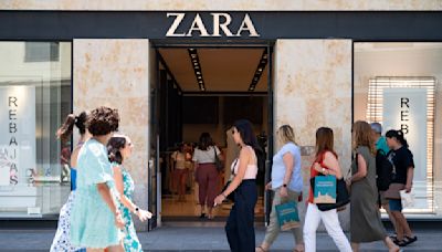 Zara - "Il y a des produits ultra-chimiques dans nos vêtements","Je ne trouve pas cela très rassurant", "Zara, on attend une explication" : cette vidéo de sandales qui moussent sous la pluie fait le tour de TikTok...