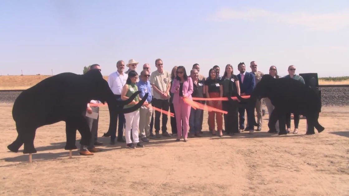 Community celebrates new Columbian Mammoth silhouettes in Hwy 99 in Merced County