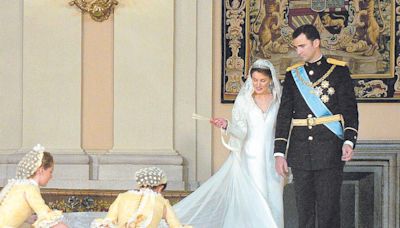 Los recuerdos de los invitaos asturianos en el vigésimo aniversario de la boda real de Felipe y Letizia