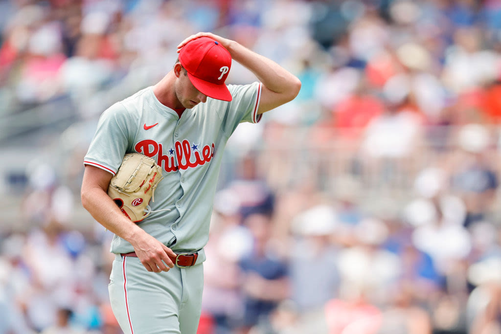 Mercado lit up by Braves as Phillies lose series to end trip