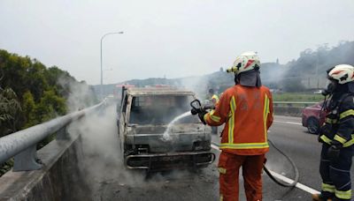 快訊/國1五楊高架蘆竹段驚傳火燒車！ 小貨車燒成火球變廢鐵 駕駛急跳車逃命