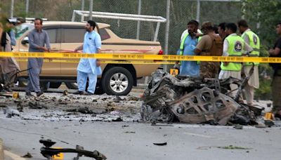 Una bomba mata a cinco personas en Pakistán, incluido un exsenador