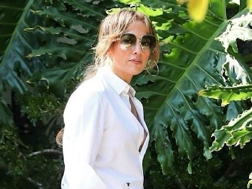 Jennifer Lopez Goes House Hunting Without Her Wedding Ring