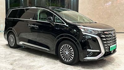 Denza D9: BYD estuda vender super minivan de luxo no Brasil em 2025