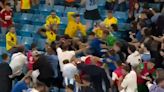 Batalla campal en Copa América: la brutal pelea de jugadores uruguayos con hinchas colombianos