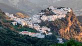 El increíble pueblo español con un castillo en la montaña: la leyenda dice que lo fundó Julio César