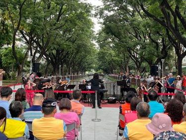 雨豆樹下音樂會超浪漫 南台灣交響樂團老歌新演掌聲不斷