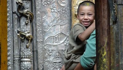 El monasterio nepalí donde reside un sacerdote de 10 años y otras historias curiosas en templos sagrados