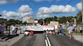 En el 'barco de Chanquete' para reclamar seguridad en su carretera: la imaginativa protesta de los vecinos de Collao