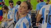 De Antonela Roccuzzo a Caro Calvagni, los looks de las mujeres de la Selección con la camiseta argentina como crop top