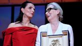 Meryl Streep recebe Palma de Ouro honorária das mãos de Juliette Binoche no Festival de Cannes