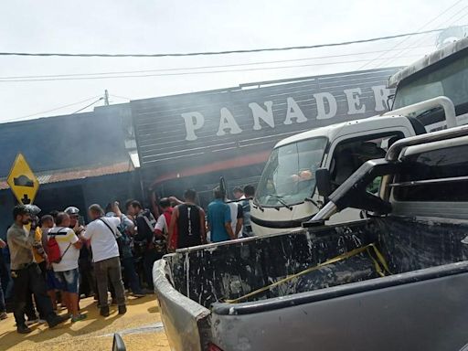 Duro accidente dejó varios heridos: bus se estrelló contra panadería y otros vehículos