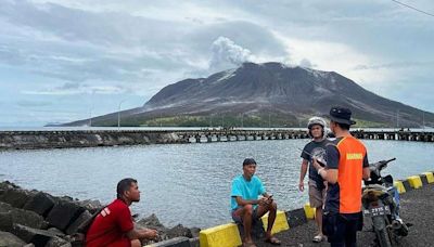 Milhares deixam área remota da Indonésia após erupção de vulcão que provocou alerta de tsunami