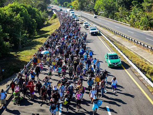 Flujo migratorio baja 50 por ciento en la frontera con EUA, afirma López Obrador
