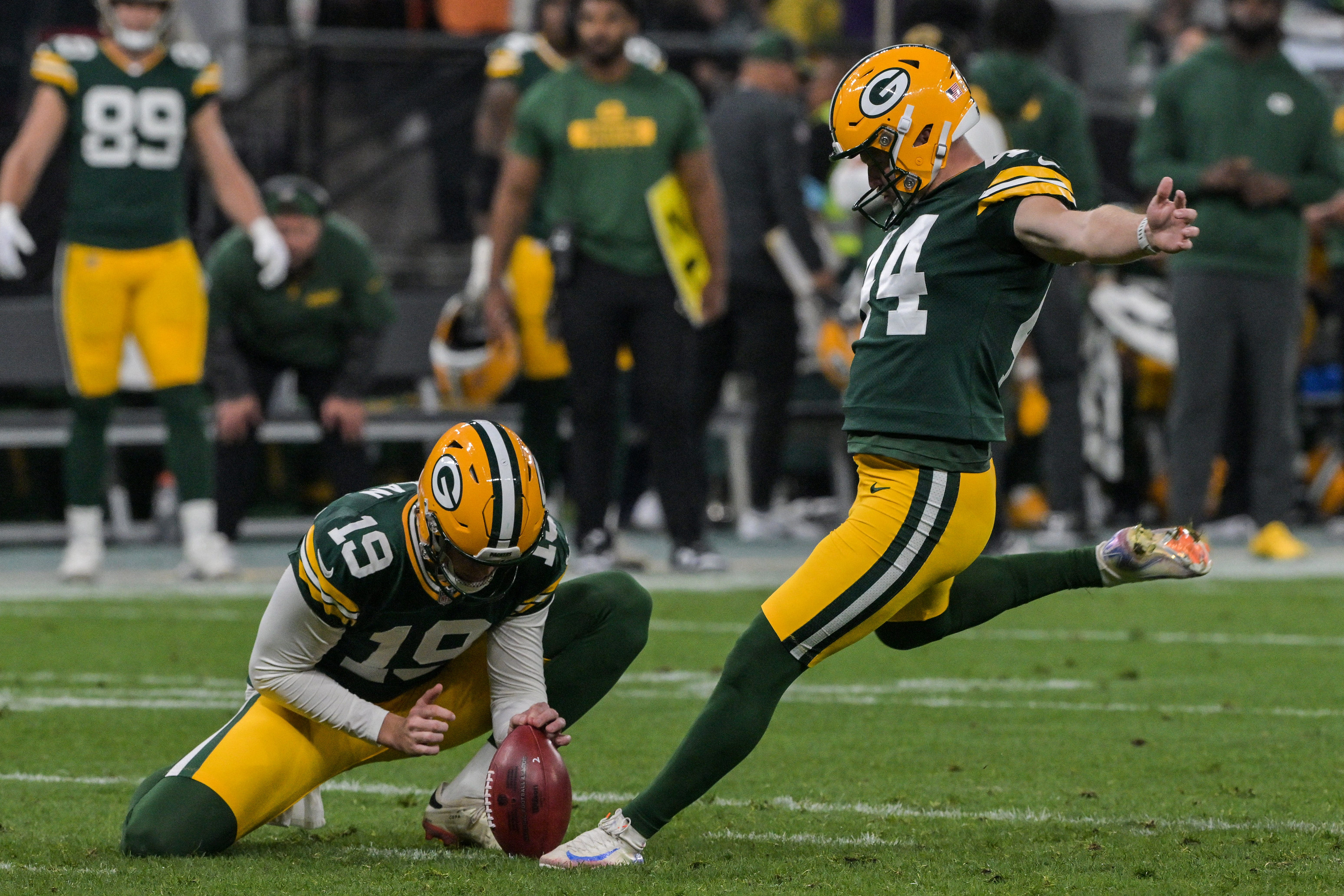 Packers rookie kicker Brayden Narveson has strong start but then a doink in loss to the Eagles