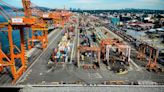 B.C. port employer threatens lockout after ship and dock foremen union's strike notice | CBC News