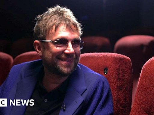 Damon Albarn disagrees with Bob Dylan over mobile phone gig ban