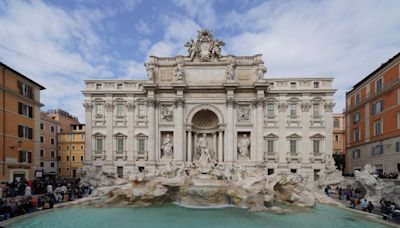 Turista recebe multa de quase mil euros por subir na Fontana di Trevi, em Roma