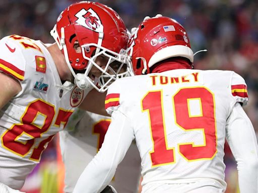 LOOK: Kadarius Toney throws ball at George Karlaftis after hard hit, Travis Kelce gets in mix