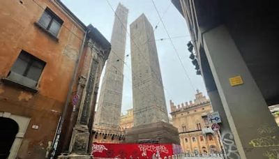 Ex Ceo di Google donerà 1 mln di euro per il restauro della torre Garisenda a Bologna