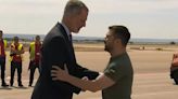 Zelenski ya se encuentra en España: Felipe VI recibe al presidente de Ucrania en el aeropuerto de Barajas