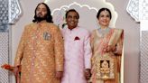 El espectáculo de la boda de Ambani en la India se politiza con carteles de Modi