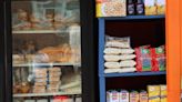 Refrigerador comunitario en Newark ofrece comidas de forma gratuita a quien lo necesite