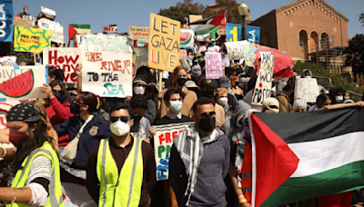 Manifestantes se enfrentan en la UCLA; la policía desaloja edificio en Columbia