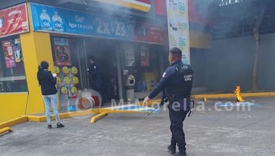 Incendian 3 tiendas de conveniencia y vehículos en Uruapan, Michoacán