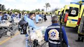 Intensos combates en torno a otro hospital de Gaza, bebés evacuados de Gaza llegan a Egipto
