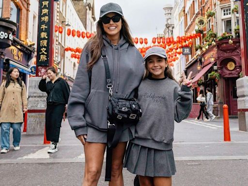 Tal mãe, tal filha: Deborah Secco combina looks com Maria Flor em viagem pela Europa: ‘Andamos iguais’; fotos