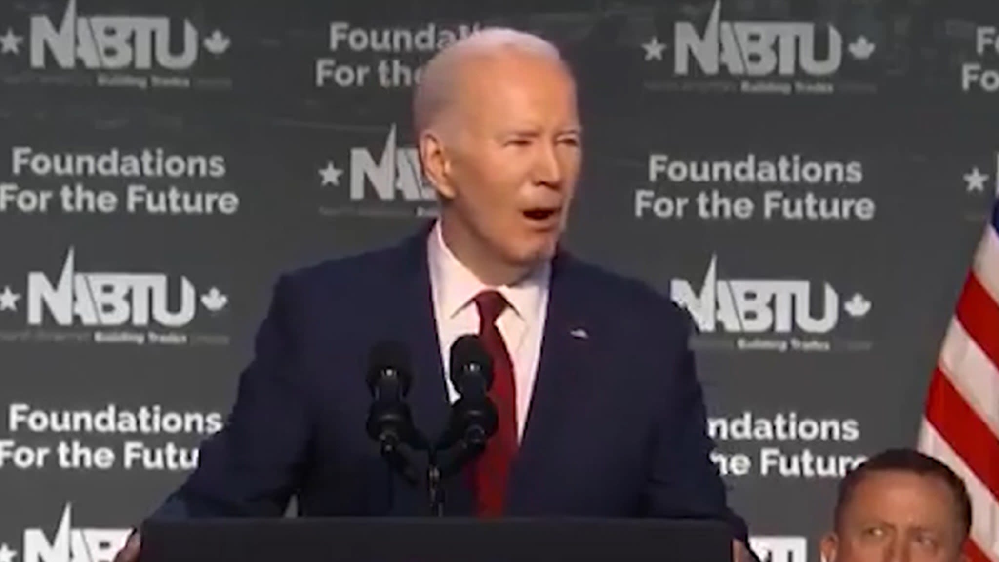 Joe Biden Again Reads Teleprompter Instruction During Speech, 'Pause'