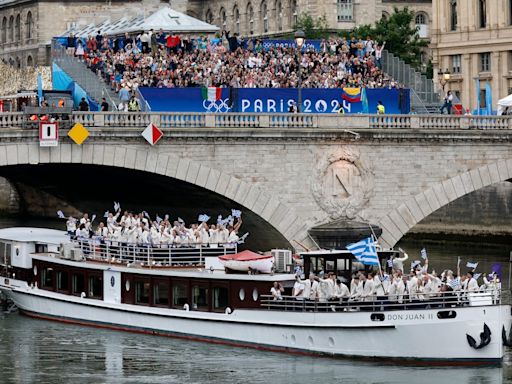 Zinedine Zidane, Jamel Debbouze y un misterioso encapuchado llevaron la antorcha olímpica al Puente de Austerlitz en la inauguración de París 2024