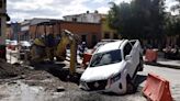 Video | Camioneta cae en zanja de obra municipal; conductor critica falta de señalización.