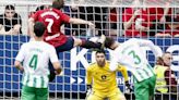 El Betis mira a Europa tras ganar al Osasuna