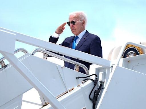 Biden reaparece en la base aérea de Delaware tras retirar su campaña presidencial - El Diario NY