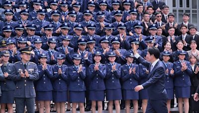 肯定顧立雄國防改革 賴清德勉勵軍校畢業生：信仰民主、效忠國家