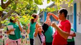 ‘Bosques de alimentos’ ofrecen lecciones de vida y sombra fresca en escuelas de Miami-Dade