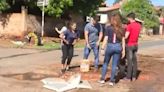 La Nación / Jóvenes dedicaron el domingo al bacheo de calles en Fernando de la Mora