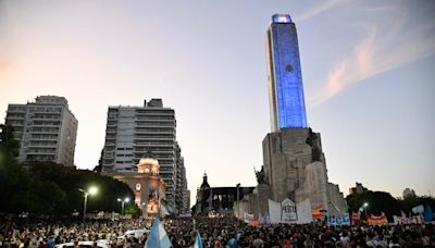 Decenas de colectivos con estudiantes partieron desde Rosario para sumarse a la marcha en Capital