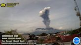 El volcán Marapi entra en erupción y lanza una columna de ceniza en el oeste de Indonesia