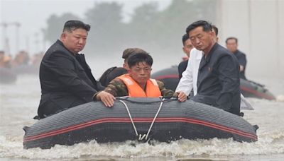 5000人受困！北韓慘遭「無情暴雨」轟炸 金正恩「搭救生艇」勘災畫面曝