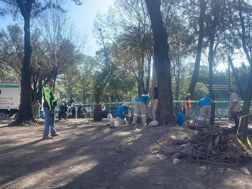 Fuga de agua inunda puente en Parque Lira